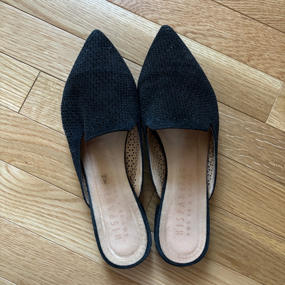 Suede laser cut pointy toe slippers